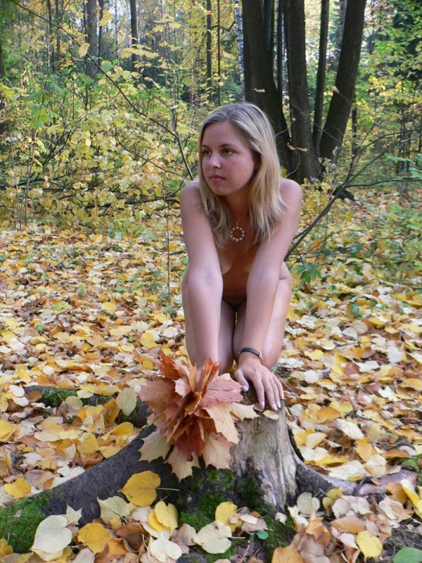Обнаженная Ленка ходит по лесу с охапкой листьев