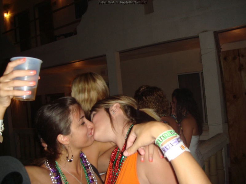 Фотосессия с вечеринки лесбиянок