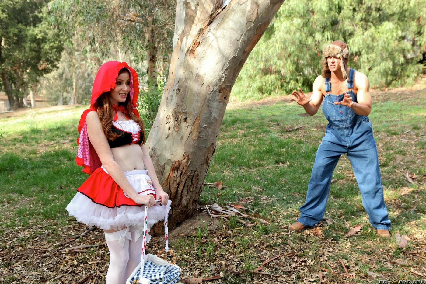 Наивная "Красная шапочка" Nikki Rhodes отдается в саду