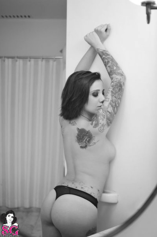 Черно-белые фотографии татуированной неформалки с пирсингом в душевой