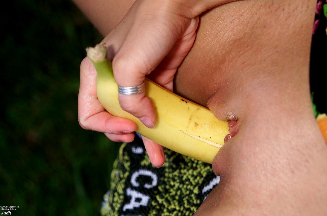 Роскошные крупные планы Judit ALS, которая ебёт свою пилотку бананом