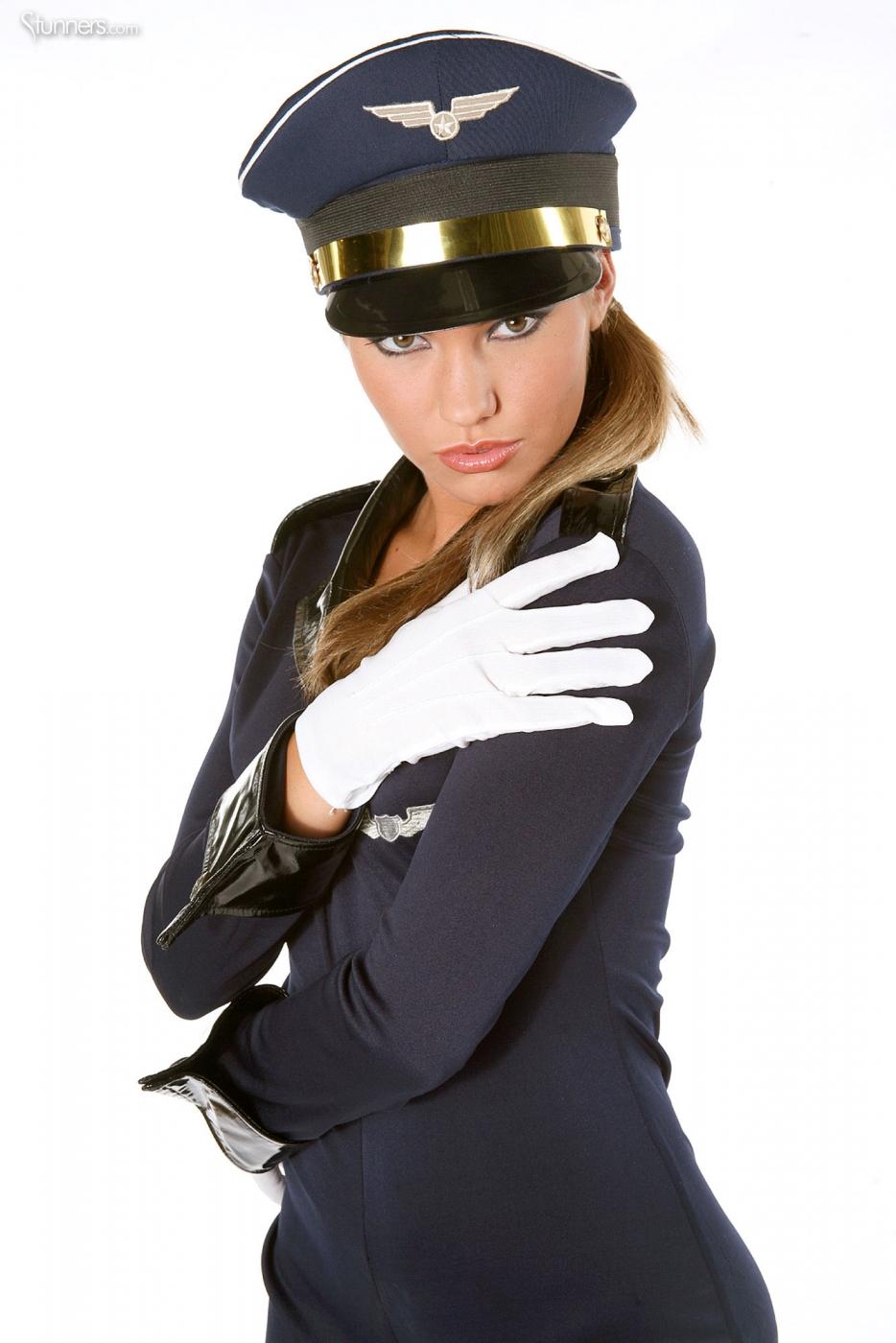 Сексапильный офицер полици Veronika Fasterova в белых перчатках демонстрирует свои отличные титьки и лысую писю