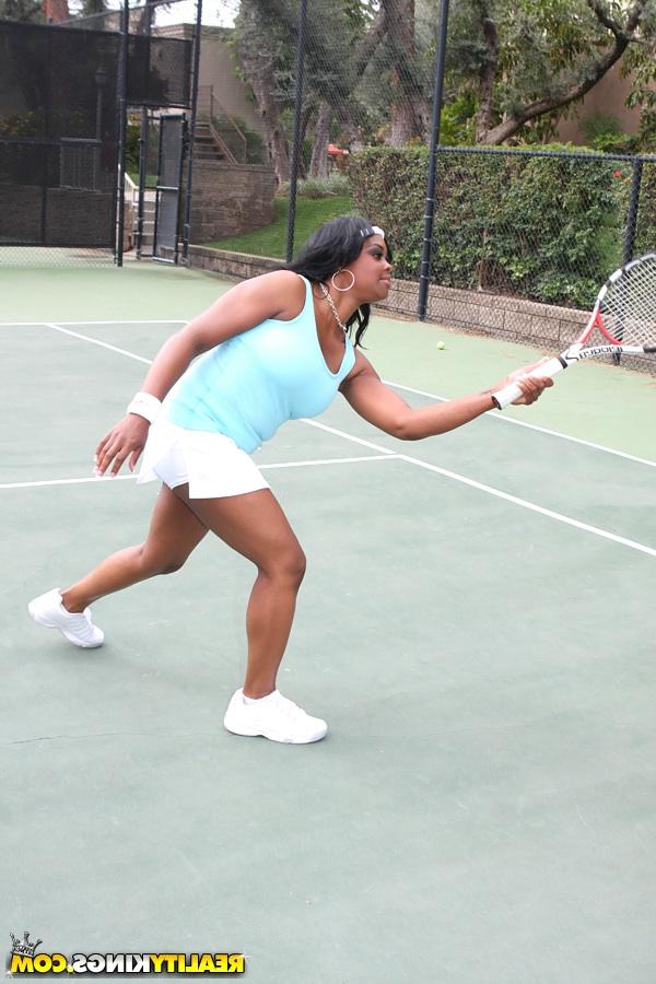 Черная теннисистка проиграла свою щёлку
