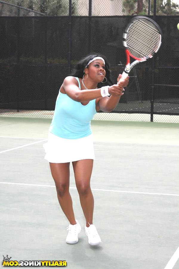 Черная теннисистка проиграла свою щёлку